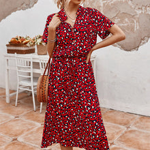 Last inn bildet i Galleri-visningsprogrammet, V-hals kjole med prikker