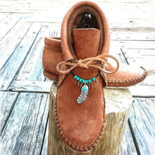 Last inn bildet i Galleri-visningsprogrammet, Støvletter med flat hæl og fjærdekorasjon