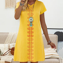 Last inn bildet i Galleri-visningsprogrammet, Kortermet trykt kjole med V-hals