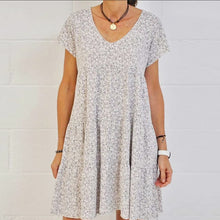 Last inn bildet i Galleri-visningsprogrammet, Kortermet trykt kjole med rund hals