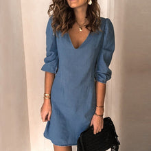 Last inn bildet i Galleri-visningsprogrammet, Ensfarget V-hals denimkjole