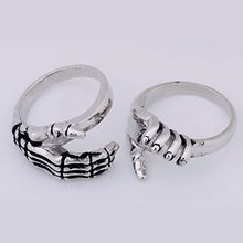 Last inn bildet i Galleri-visningsprogrammet, Ringen på liv og død hånd i hånd.