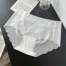 Last inn bildet i Galleri-visningsprogrammet, Sømløst dameundertøy laget av issilke