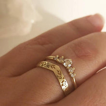 Last inn bildet i Galleri-visningsprogrammet, Elegant og enkel ring med kransdesign