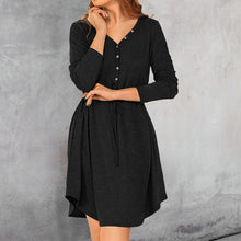 Last inn bildet i Galleri-visningsprogrammet, Langermet beltekjole med knapp