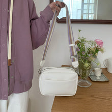 Last inn bildet i Galleri-visningsprogrammet, Liten firkantet skulderveske i skinn