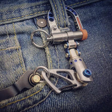 Last inn bildet i Galleri-visningsprogrammet, Cyberpunk metall nøkkelring