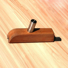 Last inn bildet i Galleri-visningsprogrammet, Manuell kantbearbeiding av trearbeid