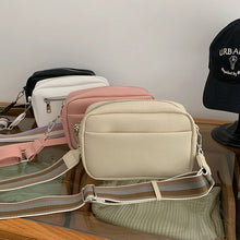 Last inn bildet i Galleri-visningsprogrammet, Liten firkantet skulderveske i skinn