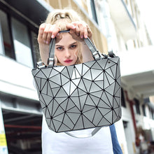 Last inn bildet i Galleri-visningsprogrammet, Diamond bucket bag