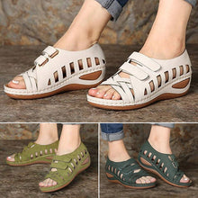 Last inn bildet i Galleri-visningsprogrammet, Romerske sko med spenne og utskjæring