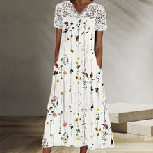 Last inn bildet i Galleri-visningsprogrammet, Blomstret kjole med blonder i halsen