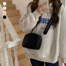 Last inn bildet i Galleri-visningsprogrammet, Liten firkantet skulderveske i skinn