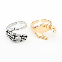 Last inn bildet i Galleri-visningsprogrammet, Ringen på liv og død hånd i hånd.