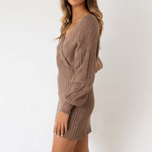 Last inn bildet i Galleri-visningsprogrammet, V-hals genser hofteskjørt