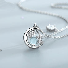 Last inn bildet i Galleri-visningsprogrammet, Stjerne og måne anheng halskjede