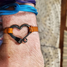 Last inn bildet i Galleri-visningsprogrammet, Håndlaget Love Horseshoe Nail-armbånd