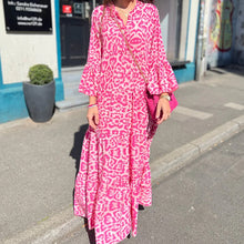 Last inn bildet i Galleri-visningsprogrammet, Trykt kjole med v-hals og løs passform