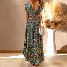 Last inn bildet i Galleri-visningsprogrammet, Blomstret kjole med V-hals