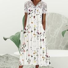 Last inn bildet i Galleri-visningsprogrammet, Blomstret kjole med blonder i halsen