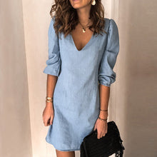 Last inn bildet i Galleri-visningsprogrammet, Ensfarget V-hals denimkjole