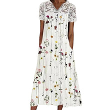 Last inn bildet i Galleri-visningsprogrammet, Blomstret kjole med blonder i halsen