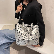 Last inn bildet i Galleri-visningsprogrammet, Diamond bucket bag