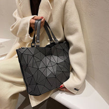 Last inn bildet i Galleri-visningsprogrammet, Diamond bucket bag