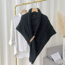 Last inn bildet i Galleri-visningsprogrammet, Knitted Triangle Shawl with Leather Buckle