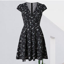 Last inn bildet i Galleri-visningsprogrammet, Blomstret mini kjole