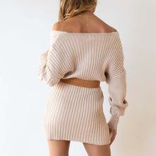 Last inn bildet i Galleri-visningsprogrammet, V-hals genser hofteskjørt