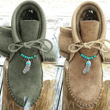 Last inn bildet i Galleri-visningsprogrammet, Støvletter med flat hæl og fjærdekorasjon