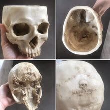 Last inn bildet i Galleri-visningsprogrammet, Håndlaget blomsterpotte med hodeskalle