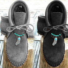 Last inn bildet i Galleri-visningsprogrammet, Støvletter med flat hæl og fjærdekorasjon