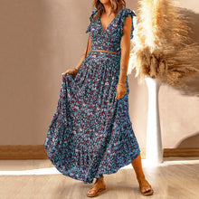 Last inn bildet i Galleri-visningsprogrammet, Blomstret kjole med V-hals