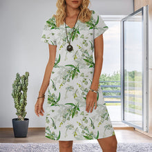 Last inn bildet i Galleri-visningsprogrammet, V-hals kortermet kjole med blomstertrykk