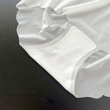 Last inn bildet i Galleri-visningsprogrammet, Sømløst dameundertøy laget av issilke