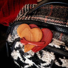 Last inn bildet i Galleri-visningsprogrammet, Pinback-knapp med intarsia i tre med kjærlighetshjerter