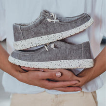 Last inn bildet i Galleri-visningsprogrammet, Hverdagslige sko i bomullslerret (str. 38-47)