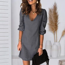 Last inn bildet i Galleri-visningsprogrammet, Ensfarget V-hals denimkjole