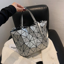 Last inn bildet i Galleri-visningsprogrammet, Diamond bucket bag