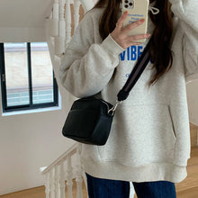 Last inn bildet i Galleri-visningsprogrammet, Liten firkantet skulderveske i skinn