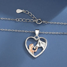 Last inn bildet i Galleri-visningsprogrammet, Kjede til jente og hest