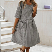 Last inn bildet i Galleri-visningsprogrammet, Stripete fritidskjole med rund hals og løs passform