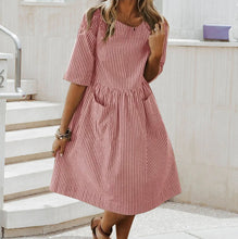 Last inn bildet i Galleri-visningsprogrammet, Stripete fritidskjole med rund hals og løs passform