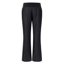 Last inn bildet i Galleri-visningsprogrammet, Uformelle denimbukser utendørs