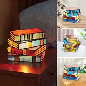 Lampe med stablede bøker i farget glass