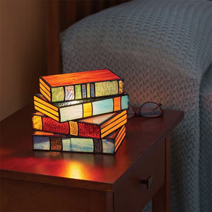 Lampe med stablede bøker i farget glass