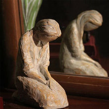 Last inn bildet i Galleri-visningsprogrammet, Sweet Hour of Prayer Inspirerende skulptur av kvinne som ber

