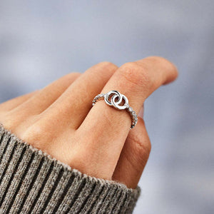 'Mor og datter for alltid knyttet'-ring